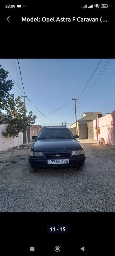 Opel Astra Caravan – universal kuzovlu, qara rəngdə. Əsas