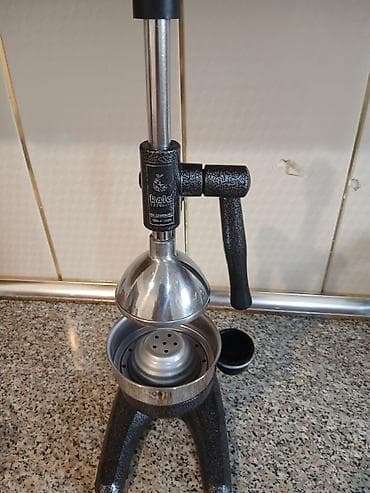 Ağır, davamlı metal gövdəli peşəkar nar və portağal sıxan aparat. Tam