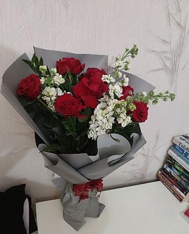 hediyelik guller: Qırmızı güllər Qizilgul(7ədəd tebii) və ağ sezon çiçəklərindən ibarət — 2
