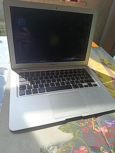 Apple MacBook Air noutbuku zaryatkada olanda iwleyir, bawqa hec bir