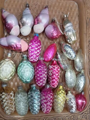 şam ağacı geyimləri: Стеклянные елочные игрушки первое фото по 4м каждая остальные по 2м — 2