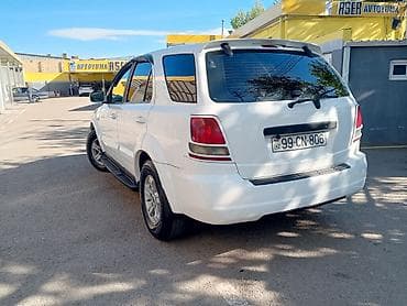 e 250 cdi: Ağ rəngli 5 qapılı yolsuzluq/SUV avtomobili. Xüsusiyyətlər: - Geniş — 3