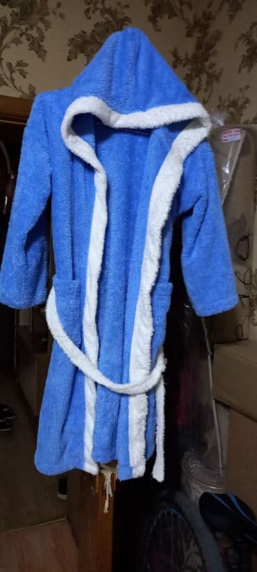 Jiletlər: Mavi rəngdə, kapüşonlu yumşaq xalat. - Material: qalın, tüklü/flanel — 1