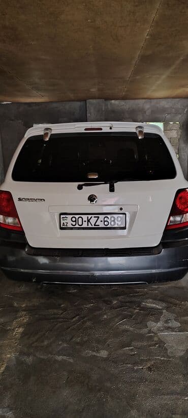 авто запчасти на опель: Ağ rəngdə Kia Sorento avtomobili. Avtomobilin ön hissəsindəki radiator — 4