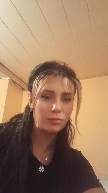 Alt paltarı: Qadın geyimləri dəsti – t‑şört və cins şalvar • T‑şört: Açıq — 1