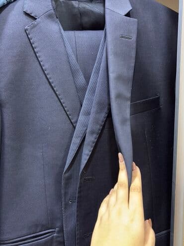 binə ticarət mərkəzi kişi geyimləri: Tək tək qiymət 50 azn, 3ü biryerdə 130azn. Təzə kostyumlardı (cəmi 1 — 1