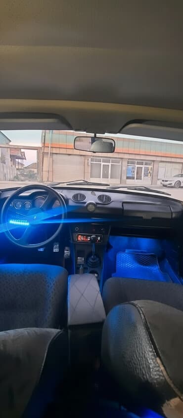 VAZ 2106, mavi rəngli sedan - Kuzov: 4 qapılı, klassik xətlər, xrom