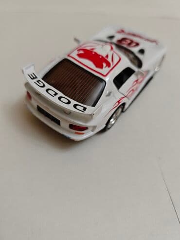 1 43 modelka: Ağ rəngli diecast "Dodge Viper" modeli, qırmızı ilan emblemi və — 2