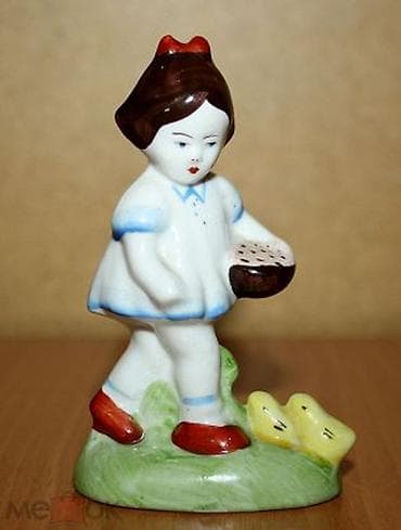 figur: Фарфоровая статуэтка СССР.Девочка кормящая цыплят.Артель — 1