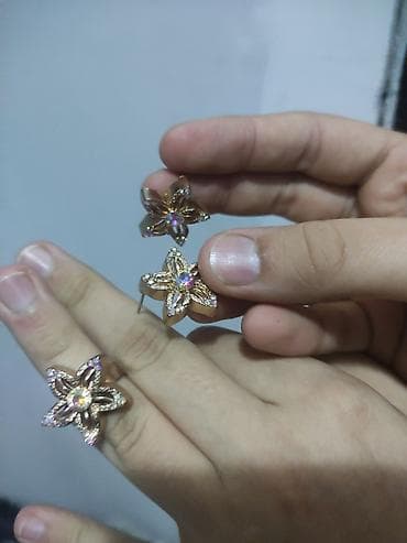 halqa sirgalar: Qızılı rəngli çiçək formalı bəzək dəsti - Üzük və sırğalardan ibarət — 1