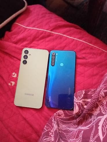 panel radiator: İki smartfon bir yerdə: 1) Samsung (yaşıl rəng) - Arxa tərəfdə 3 — 1