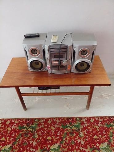 divarda fiqurlar: Dairəvi formada, metal materialdan hazırlanmış bəzək qalxanı. Üzərində — 6