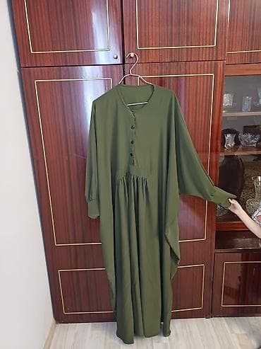 yupka kofta fason: Zeytun-yaşıl rəngdə uzun, boş kəsimli qadın geyimi (abaya/stilində — 1