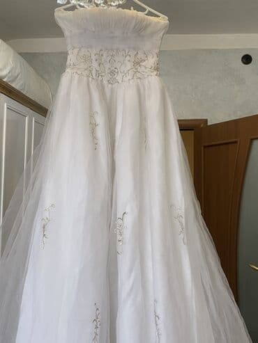 Toy aksesuarları: Ağ gəlinlik – straplez, A-kəsimli, uzun quyruqlu model. - Üst hissə — 3