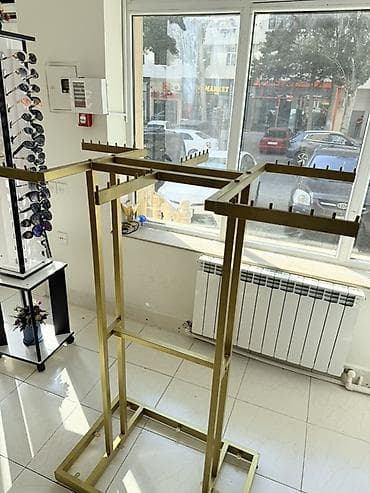 Stend vitrinləri: Butik üçün geyim asılqanı və vitrini kombinə edən stend - Material — 2