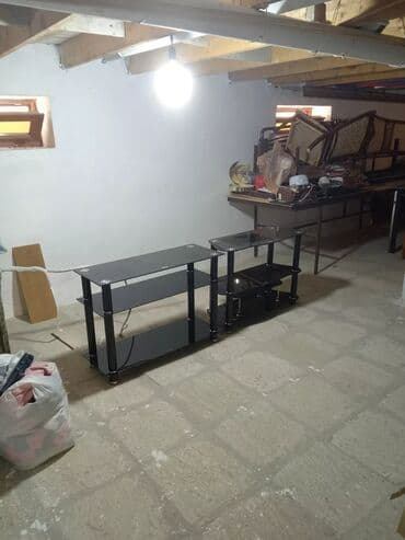 Masalar və oturacaqlar: Düz TV altlığı, Polkalı, Şüşəli — 1