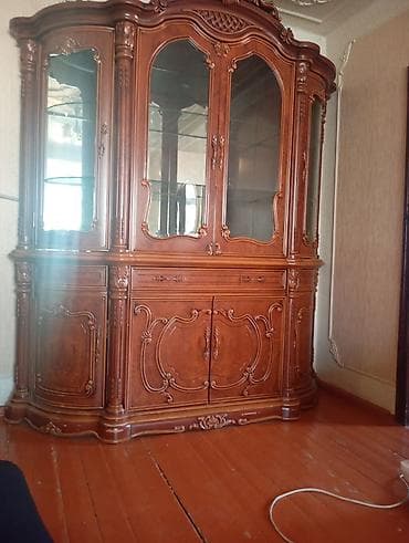 şuşə dolab: Klassik üslubda iri vitrin-bufet - Material: massiv ağac və MDF — 2