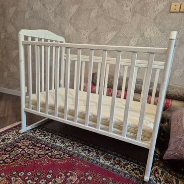 işlənmiş uşaq beşikləri: Oğlan və qız üçün, İşlənmiş, Beşik, Matras ilə — 1