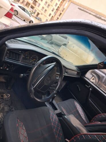 s class güzgüləri: Mercedes-Benz 190 (W201) sedan Əsas xüsusiyyətlər: - Kuzov: 4 qapılı — 5