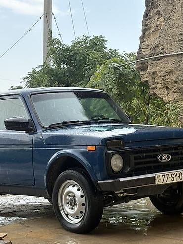 e39 guzgu: Lada Niva 4x4, mavi rəng, 3 qapılı SUV. Texniki xüsusiyyətlər və — 1