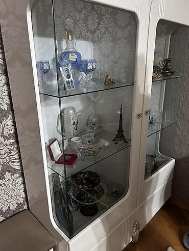 Ağ rəngli vitrin-büfe - Dizayn: Klassik üslubda, parlaq ağ rəng, ön