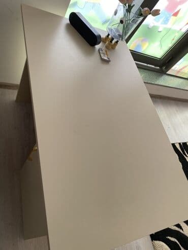 ag qara metbex mebelleri: İş masası – krem rəngdə, minimal dizaynlı. - Geniş, hamar üst səth — 1