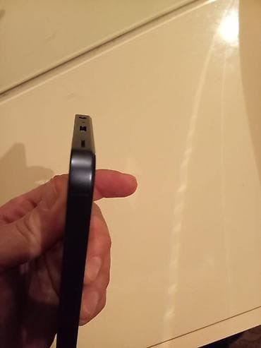 Smartfon – qara/metallik göy çərçivə, düz kənarlı dizayn. Əsas — 5