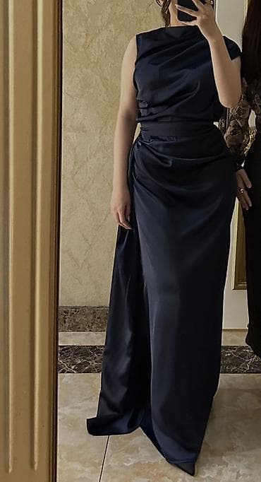 brend geyimlər: Gecə mavisi atlas uzun ziyafət geyimi.1 dəfə geyinilib.Parçası bahalı — 2