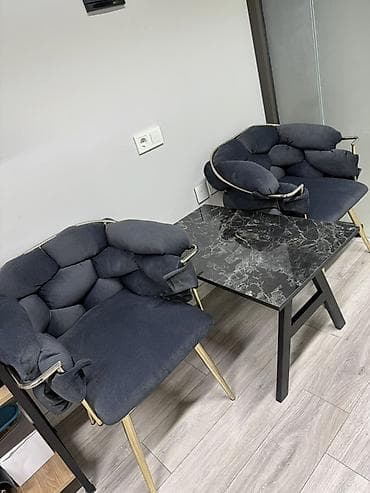 Məhsul: Yumşaq oturacaqlı 2 ədəd kreslo və mərmər naxışlı kiçik masa