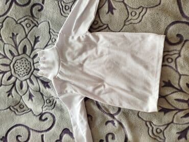 esger sekilleri: Uşaq üçün geyim dəsti - 1 ədəd kapüşonlu svitşot (ağ). Ön hissədə — 3