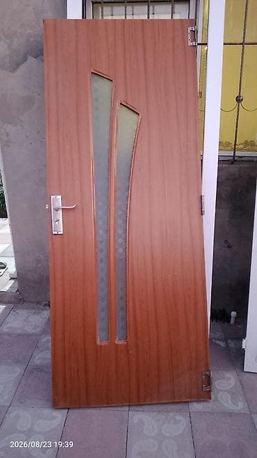 plastik qapılar: Plastik və taxta qapılar bir də pəncərə var.istəyən olsa topdan 30 — 1