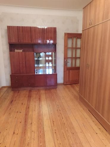 3 otaqlı mənzil – mebellə - Geniş və işıqlı otaq, taxta döşəmə -