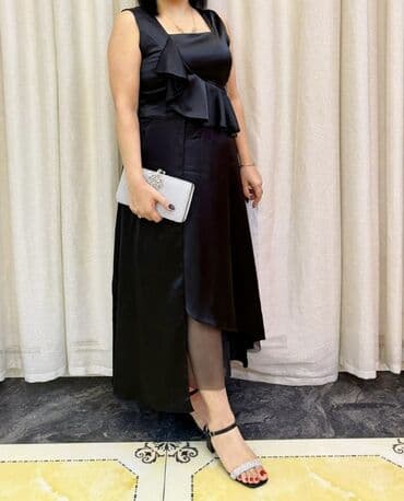 Zərif qara ziyafət geyimi - Model: qolsuz, kvadrat yaxalı - Parça