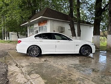 lexus is 250: BMW 5 series: 3 l | 2012 il Sedan — 4
