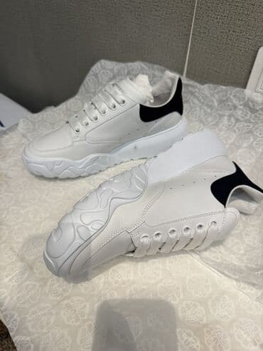 Səndəl və şəp-şüplər: Alexander McQueen kişi/kadın krossovkaları - Rəng: ağ üst, arxa — 2