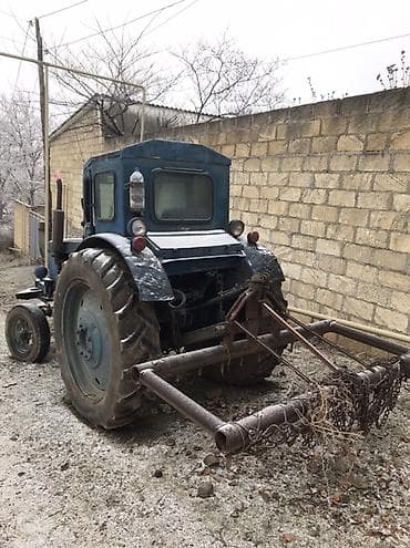 studiya avadanliqlari: Məhsul: Mavi rəngli təkərli traktor və kənd təsərrüfatı aqreqatları — 2