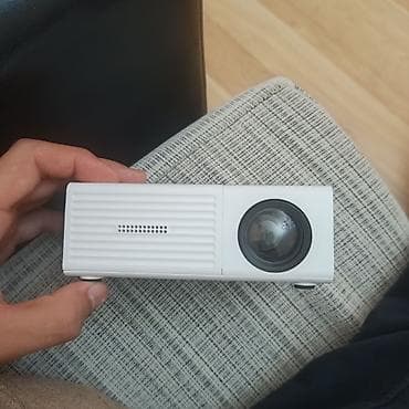 Portativ proyektor ağ rəngdədir və yığcam ölçüsü sayəsində daşımaq