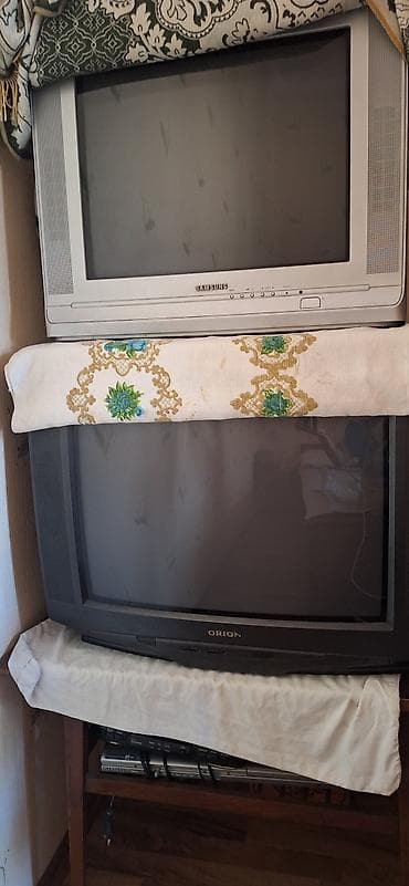 televizo: - Samsung kineskop televizor (üstdəki) - Ekran: təxminən 25–29" - — 1