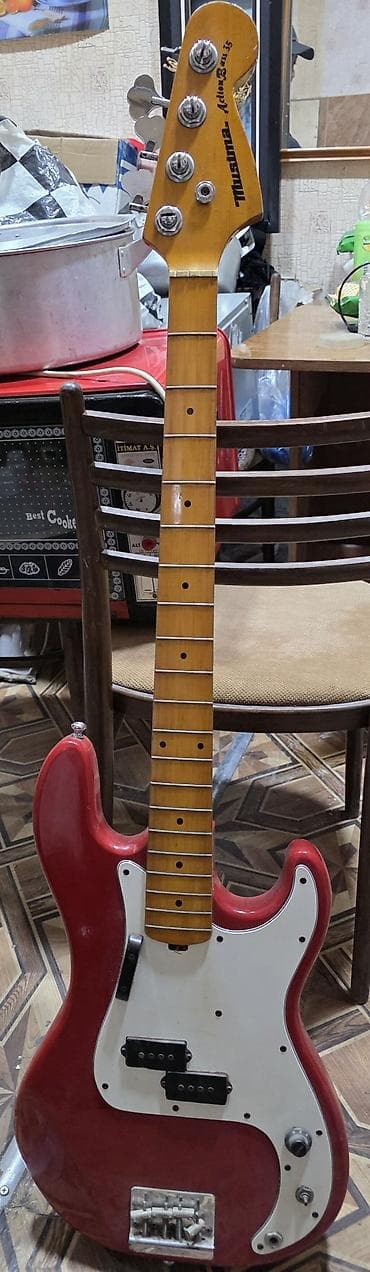 gitara tarnada: 1980 ci illerin gitarasidir.Bu alət klassik P-Bass səs palitrasını — 1