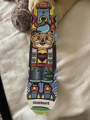 Rəngarəng dizaynlı uşaq skeytbordu - Üzərində komik xarakterli