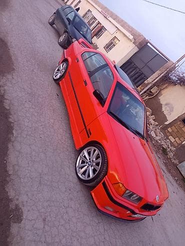 1993 bmw 318i: BMW 3 Seriyası E36 325 (sedan) - Rəng: parlaq qırmızı, kapot üzərində — 3
