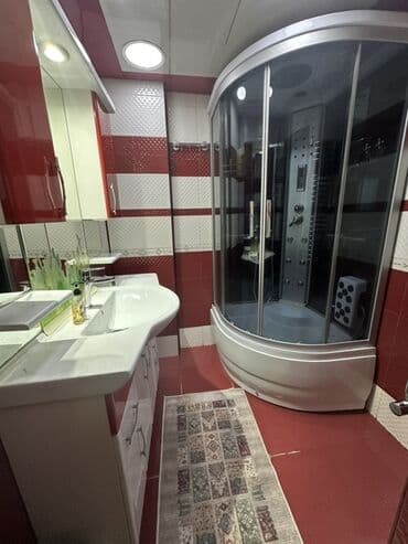 qara qarayev: Mətbəx hissəsində ağ rəngli modul mebellərlə təchiz olunmuş, qara — 19