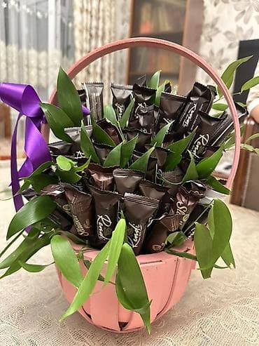 Ev saatları: Şokolad kompozisiyalı səbət - Zərif çəhrayı səbətdə hazırlanmış — 1