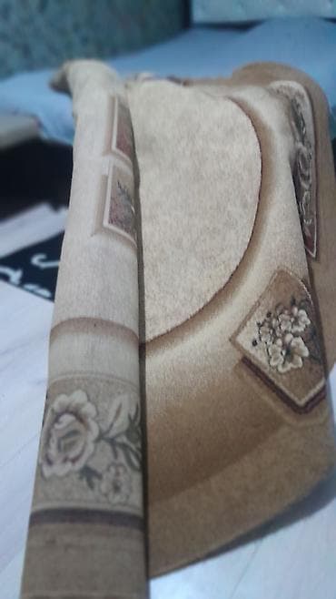 Xalça - Rəng və dizayn: Bej-qəhvəyi tonlarda, klassik floral motivlər