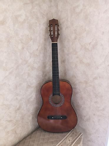 gitara tarnada: Klassik akustik gitara - Korpus: tam ölçülü klassik forma, parlaq — 2