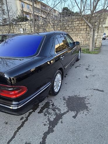 Mercedes-Benz E-Class: 2.2 l | 2000 il Sedan — 2