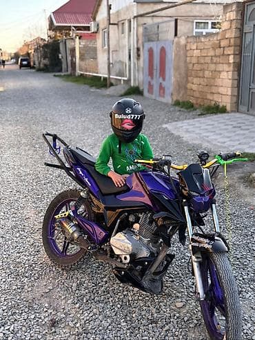 - Yol motosikleti, street/naked üslubunda - Bənövşəyi-qara rəng sxemi