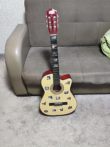 Klasik gitara satilir. Ciziltisi falan yoxdur. İcinden acar ilede