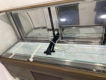 su soyuducu aparat: Bu ticarət vitrin soyuducusu qəhvəyi rəngdədir və şüşə yan panellərə — 12