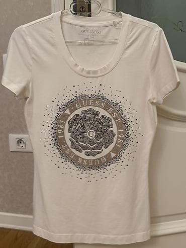 GUESS EKO qadın T‑şörtü - Rəng: ağ - Ön hissədə iri dairəvi loqo və